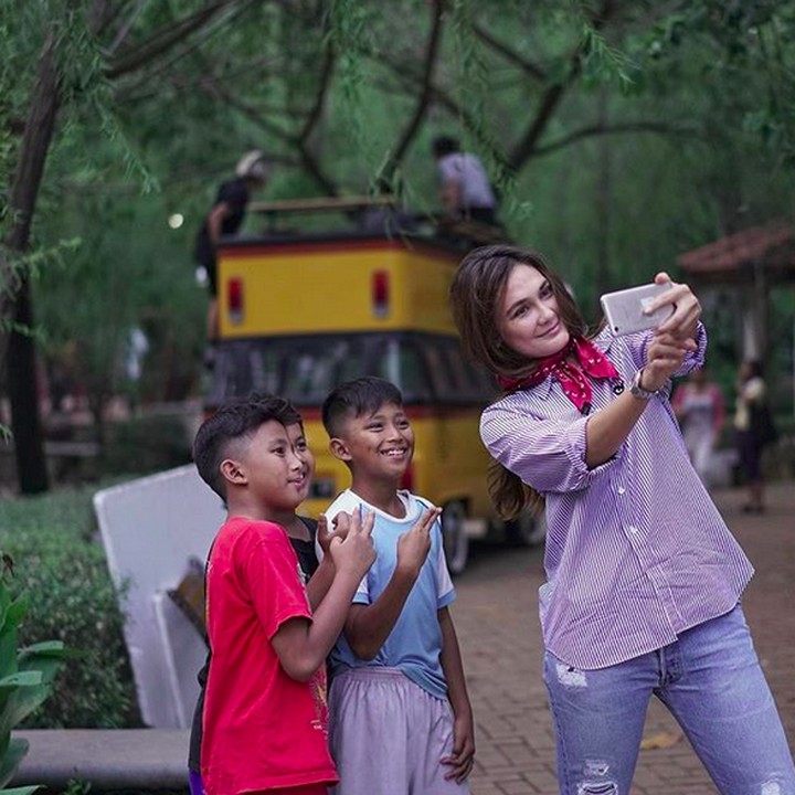 <p>Kalau lihat foto-foto Luna dan anak-anak ini, gimana, Bun? Luna sudah cocok jadi ibu? (Foto: Instagram @Lunamaya)</p>