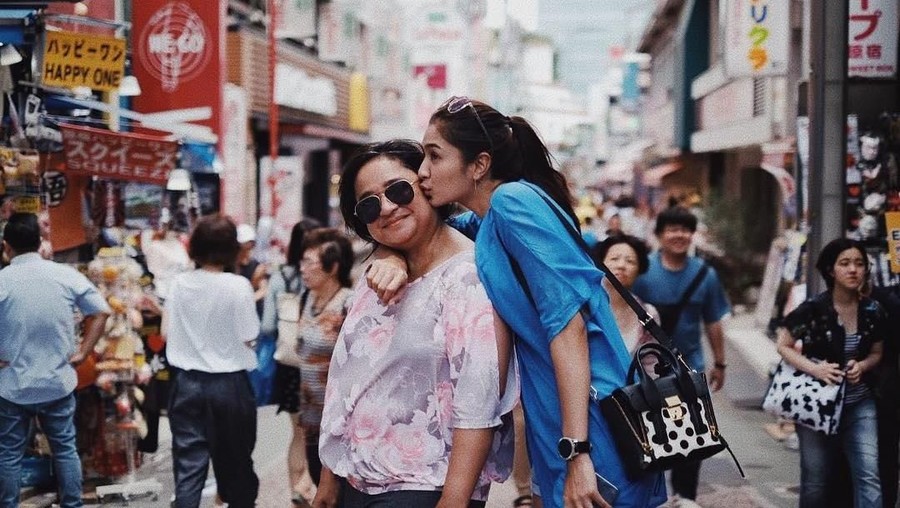 Duka Mikha Tambayong: Sang Ibunda Pergi Untuk Selamanya Kabar duka tengah menyelimuti Mikha Tambayong, pasalnya sang ibunda, Deva Malaihollo, meninggal dunia pada Minggu (3/3) sore.