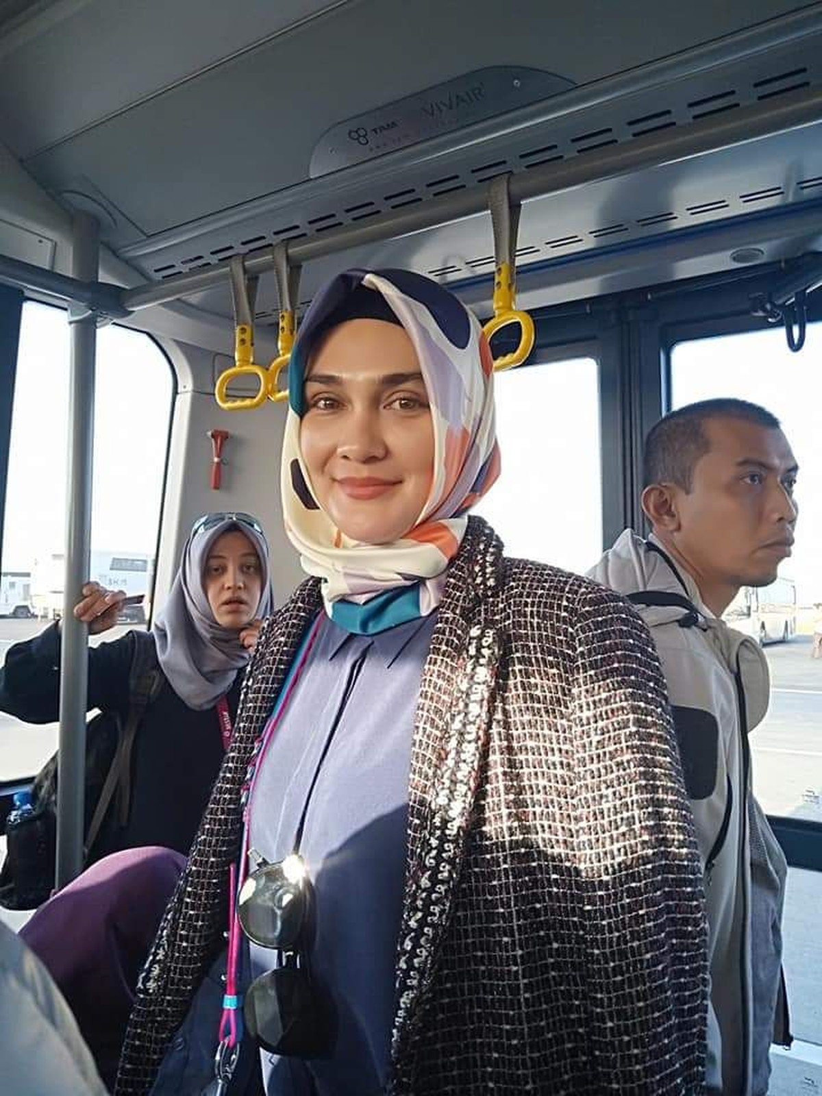 Pulang umrah&comma; Luna Maya mengenakan hijab yang membuat&period; Ia pun dibanjiri pujian dari para teman sesama artisnya&period; Seperti apa ya penampilannya&quest;