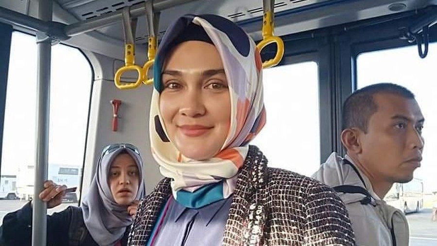 Berita terpopuler masih seputar Luna Maya berhijab hingga video lamaran Syahrini dan Reino Barack.