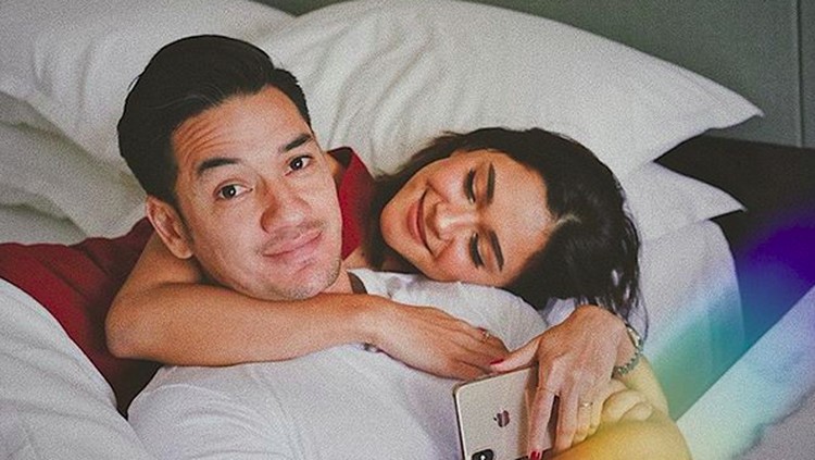 Andrew White membuat sarapan untuk istrinya, Nana Mirdad yang lagi sakit nih. Sweet banget ya?