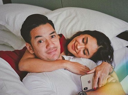 Sweet! Istri Sakit, Andrew White Rela Turun ke Dapur buat Masak Bubur