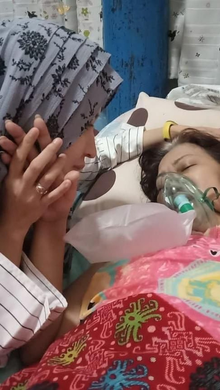 3. Okie Agustina Kisah Mikha Tambayong dan empat artis lain yang tidak menemani sang ibunda hingga saat terakhir menutup mata.
