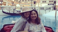 <p>Semasa hidupnya, sang ibunda sering liburan dengan Mikha Tambayong ke luar negeri. (Foto: Instagram/miktambayong)</p>