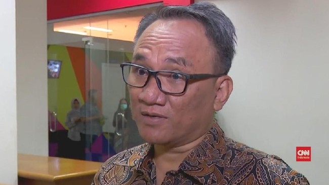 Politikus Demokrat Andi Arief menyarankan Presiden Jokowi membeberkan sumber Rp405,1 T secara transparan kepada publik.