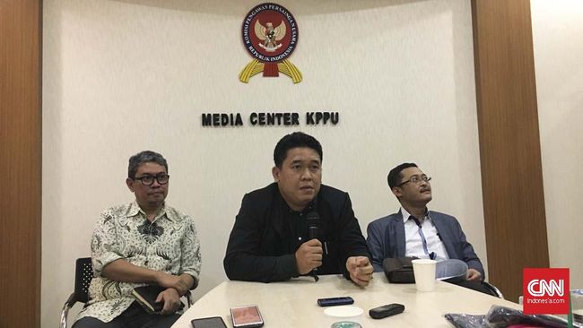 KPPU Mulai Awasi Diskon Tarif Angkutan Online KPPU melihat terdapat indikasi persaingan usaha yang tak sehat pada bisnis angkutan online tercermin dari hengkangnya Uber dari Indonesia.