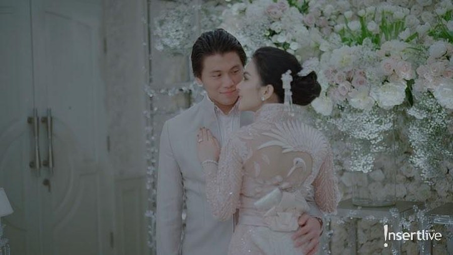 Usung Adat Sunda, Video Akad Syahrini-Reino Barack Beredar Video akad nikah Syahrini dan Reino Barack beredar. Terlihat pasangan ini mengusung adat Sunda.