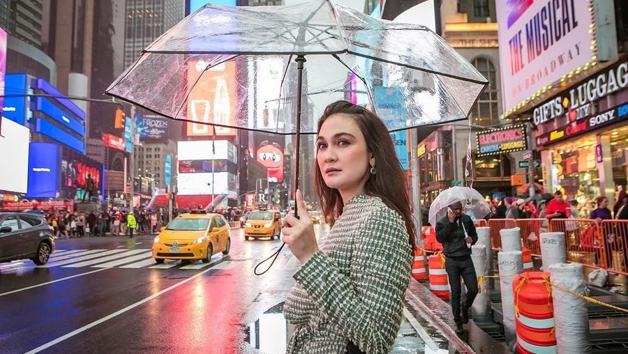 Ditinggal Nikah, Luna Maya Dapat Julukan Wanita Tangguh Banyak netizen yang menjuluki Luna Maya sebagai wanita tangguh, karena tetap tegar meski ditinggal nikah.