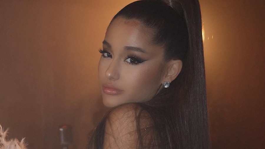 Ariana Grande Terharu dengan Kejutan Ulang Tahun dari Orangtua Ariana Grande melewatkan peryaan ulang tahun ke-26 kali ini dengan penuh haru atas kejutan yang diberikan oleh kedua orangtuanya.