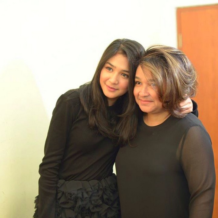 <p>Sang ibunda tak pernah absen menemani Mikha, mulai dari <em>casting</em> hingga syuting sinetron. (Foto: Instagram/miktambayong)</p>