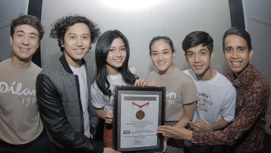 Film Dilan 1991 berhasil meraih penghargaan rekor MURI atas jumlah 800 ribu penonton di hari pertama penayangan di bioskop.