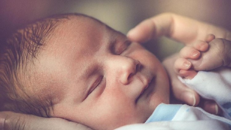 Berharap si jagoan kecil selalu jadi sosok yang penuh cinta, deretan nama bayi Islami ini bisa jadi inspirasi Ayah dan Bunda.