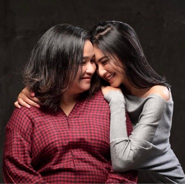 7 Potret Kebersamaan Mikha Tambayong dan Ibunda