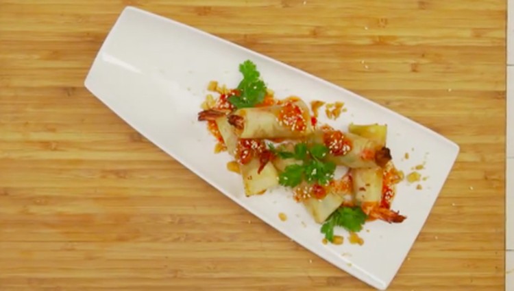 Resep Lumpia Udang Pedas, Camilan Hot Menggoyang Lidah Tak cuma tahu pedas hot aja yang bisa jadi camilan pas disantap untuk menyegarkan siang kita, Bun. Resep lumpia udang pedas berikut juga sedap lho.
