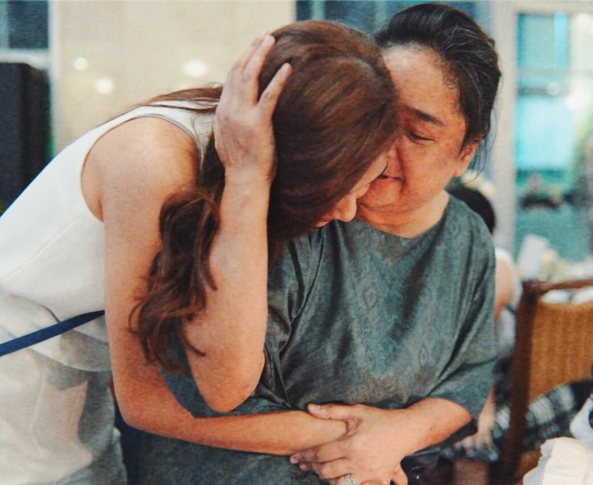 Mikha Tambayong sedang berduka atas kepergian sang ibunda untuk selamanya&period; Berikut tujuh potret keakraban Mikha dan ibu yang tinggal menjadi kenangan&period;