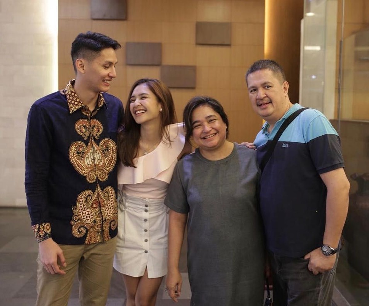 Mikha Tambayong sedang berduka atas kepergian sang ibunda untuk selamanya&period; Berikut tujuh potret keakraban Mikha dan ibu yang tinggal menjadi kenangan&period;