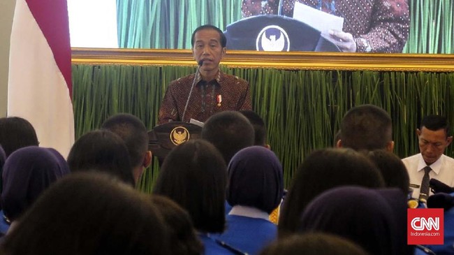 Jokowi mengatakan persoalan emansipasi wanita tak perlu diperdebatkan lagi karena saat ini banyak wanita yang berkarier, bahkan duduk di pemerintahan.