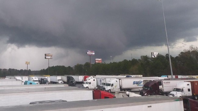 Setidaknya 23 orang tewas setelah tornado menerjang Lee County, Alabama, Amerika Serikat, pada Minggu (3/3).