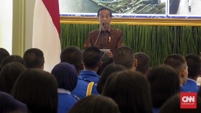 Jokowi mengatakan para siswa harus belajar dengan sistem pemerintahan berbasis teknologi, seperti e-government, e-planning, e-budgeting, hingga e-procurement.