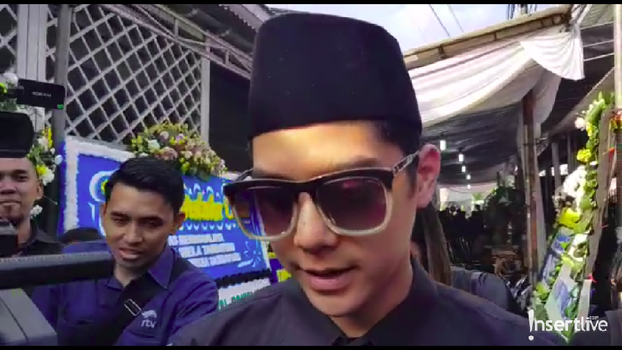 Ahmad Al Ghazali dan Abdul Qodir Jailani kembali mengunjungi ayahnya, Ahmad Dhani, di Rutan Madaeng, Sidoarjo. Keduanya pun diserbu ibu-ibu pengunjung rutan.