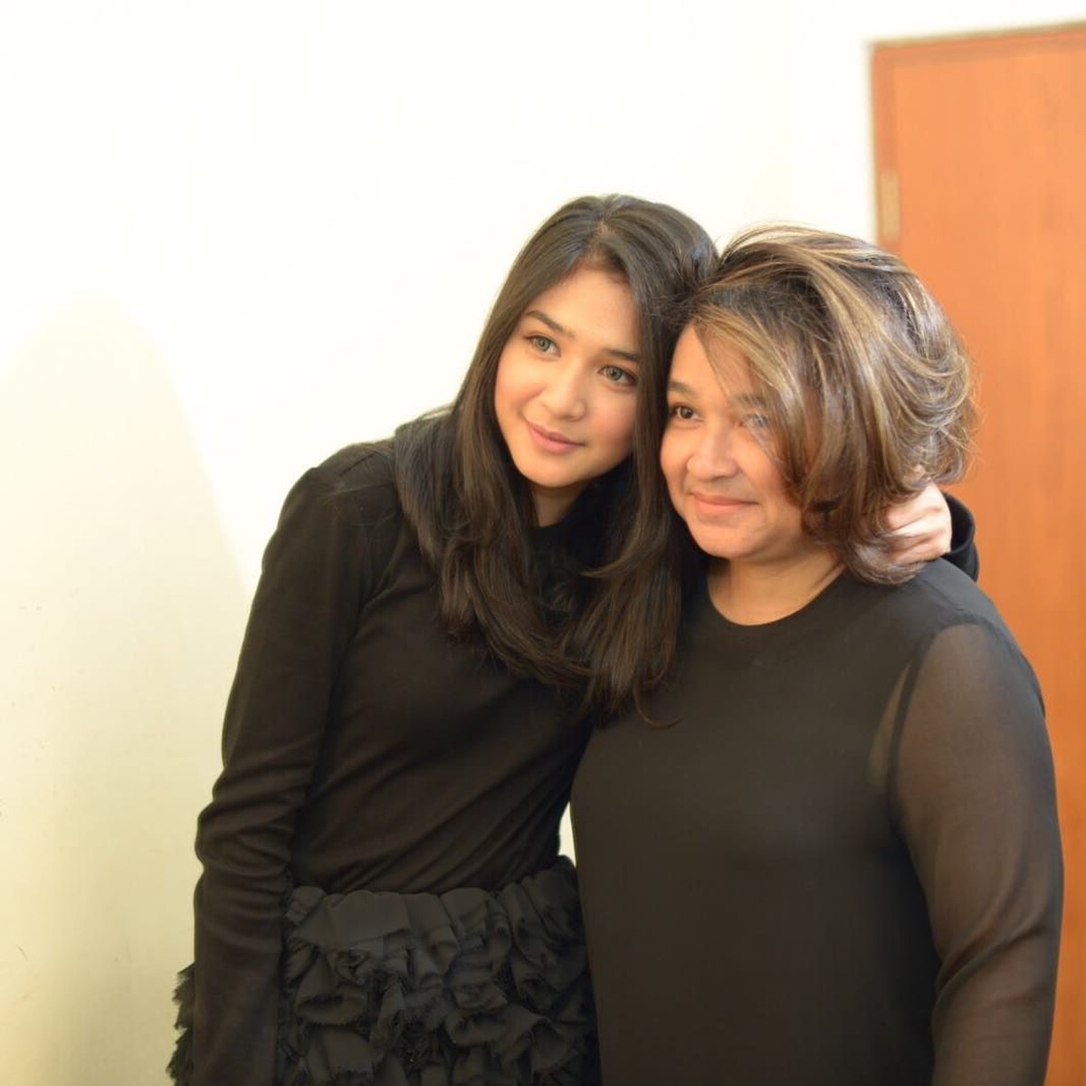 Mikha Tambayong sedang berduka atas kepergian sang ibunda untuk selamanya&period; Berikut tujuh potret keakraban Mikha dan ibu yang tinggal menjadi kenangan&period;