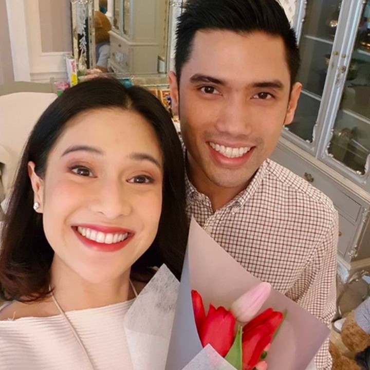 <p>Dian Sastro diberi bunga oleh Indra. <em>Sweet</em> banget ya, Bun. Sebagai ucapan terima kasih, Dian bilang kalau dia juga sayang banget sama suaminya. (Foto: Instagram @therealdisastr)</p>