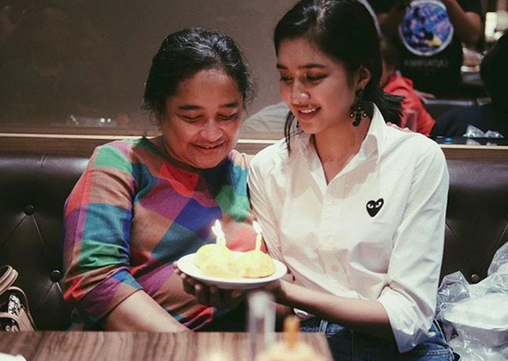 Artis Mikha Tambayong dikenal sangat dekat dengan sang ibunda, Deva Tambayong. Mika beberapa kali mengunggah kebersamaan dengan sang ibunda di Instagramnya.