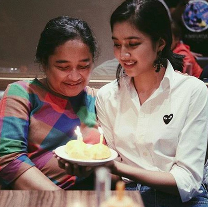 <p>Sang ibunda menanamkan agama dan iman kepada Mikha Tambayong sejak pesinetron itu masih kecil. (Foto: Instagram/miktambayong)</p>