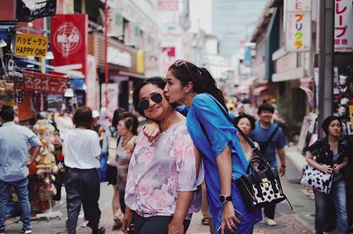Artis Mikha Tambayong dikenal sangat dekat dengan sang ibunda, Deva Tambayong. Mika beberapa kali mengunggah kebersamaan dengan sang ibunda di Instagramnya.