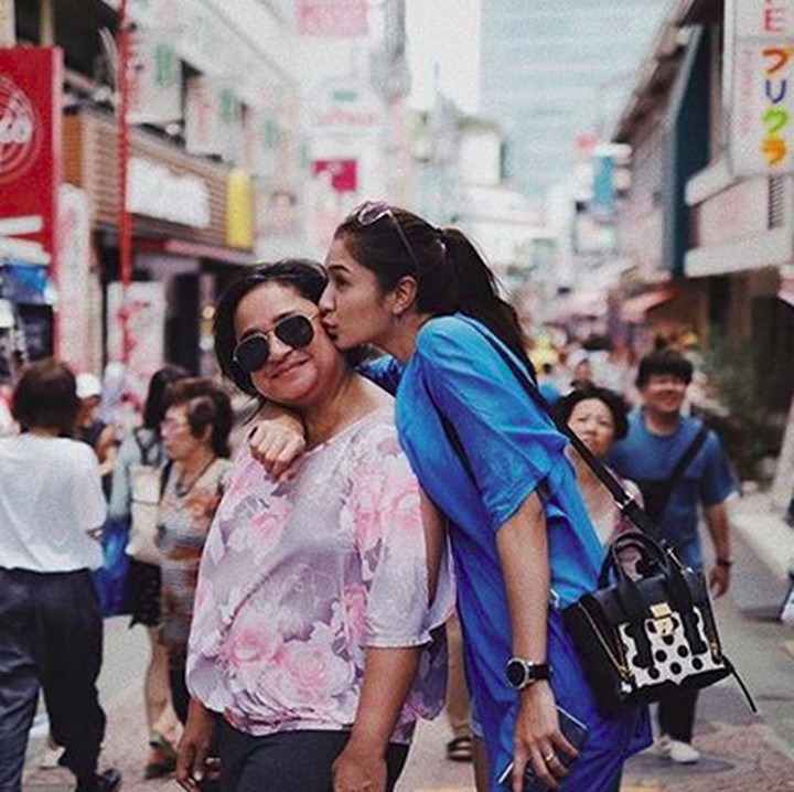 <p>Demi menjadi manajer bagi Mikha Tambayong, sang ibunda rela berhenti kerja. (Foto: Instagram/miktambayong)</p>