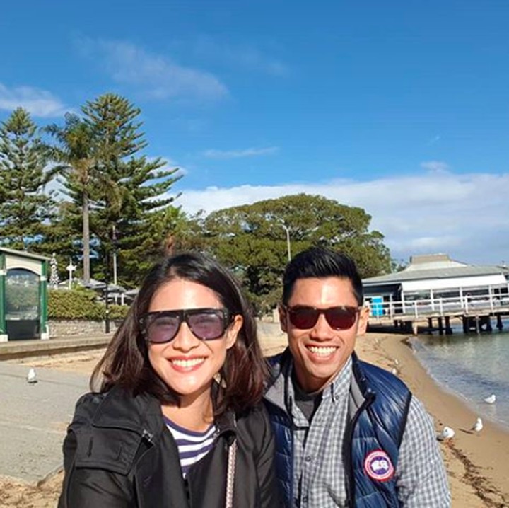 <p>Pantai menjadi salah satu destinasi yang dikunjungi Dian dan Indra saat di Australia. (Foto: Instagram @therealdisastr)</p>
