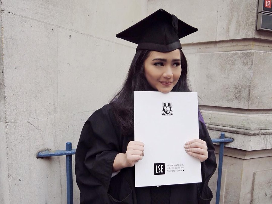 Tak cuma Maudy Ayunda, berikut daftar artis yang berprestasi dalam menyelesaikan pendidikannya.