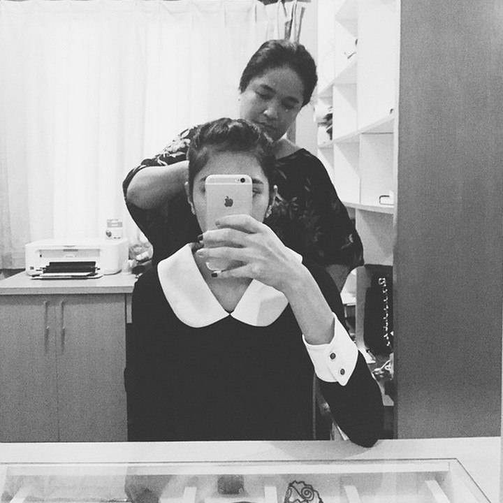 Artis Mikha Tambayong dikenal sangat dekat dengan sang ibunda, Deva Tambayong. Mika beberapa kali mengunggah kebersamaan dengan sang ibunda di Instagramnya.