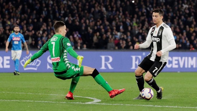 Kiper Napoli Alex Meret, disebut sebagai korban aksi diving Cristiano Ronaldo saat Juventus mengalahkan tim tersebut 2-1 di Stadion San Paolo, Minggu (3/3).