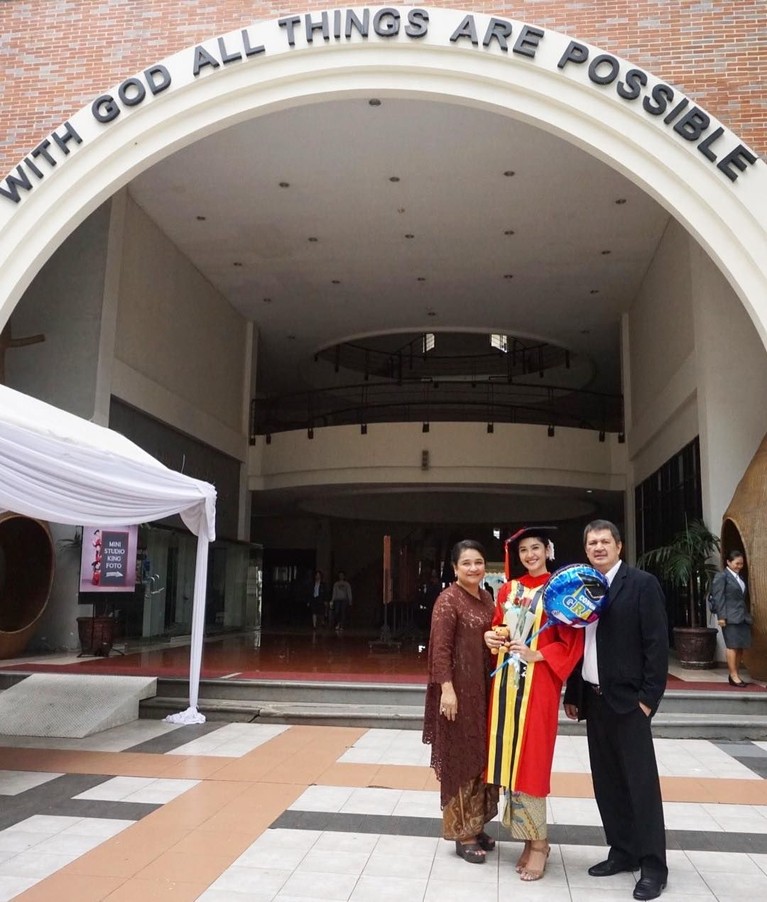 7 Potret Kebersamaan Mikha Tambayong dan Ibunda Mikha Tambayong sedang berduka atas kepergian sang ibunda untuk selamanya. Berikut tujuh potret keakraban Mikha dan ibu yang tinggal menjadi kenangan.