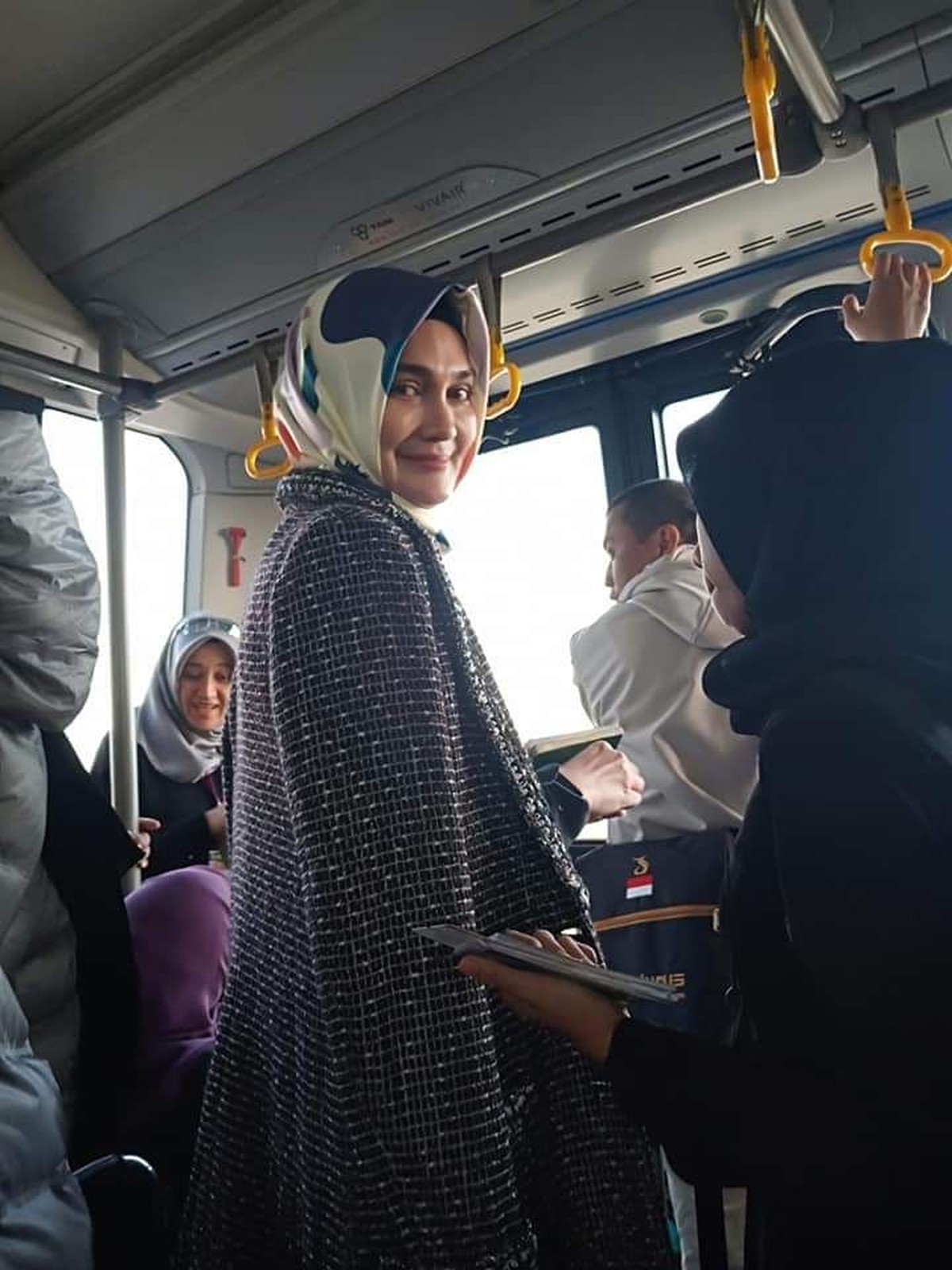 Pulang umrah&comma; Luna Maya mengenakan hijab yang membuat&period; Ia pun dibanjiri pujian dari para teman sesama artisnya&period; Seperti apa ya penampilannya&quest;