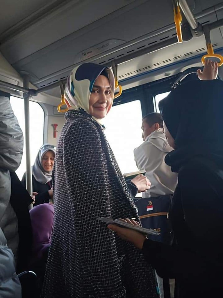 6 Potret Luna Maya Berhijab yang Banjir Pujian Para Artis Pulang umrah, Luna Maya mengenakan hijab yang membuat. Ia pun dibanjiri pujian dari para teman sesama artisnya. Seperti apa ya penampilannya?