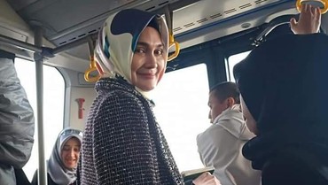 img-title Pergi Umrah, Luna Maya Mantap Pakai Hijab?