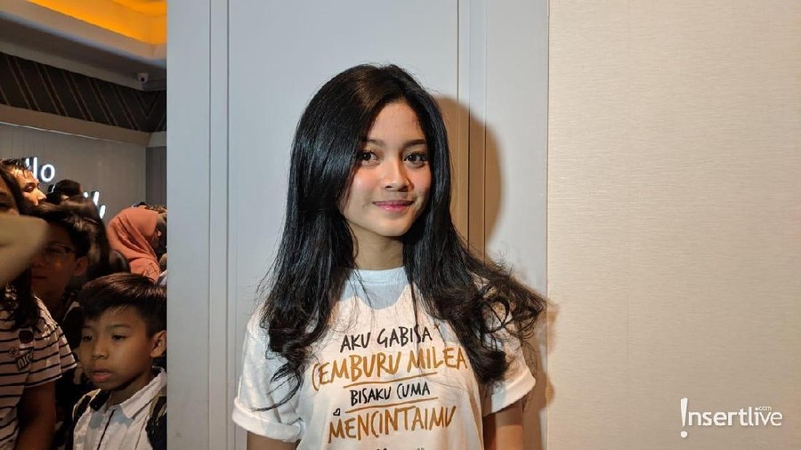 Meski tengah disibukan dengan promo film Dilan 1991, Yoriko Angeline mengaku tetap menomersatukan sekolahnya. Ia bahkan mendapatkan beasiswa. 
