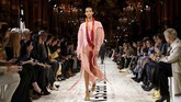 FOTO:Stella McCartney dan Oprah Ajak Tanam Pohon Lewat Busana Dalam koleksi terbarunya di Paris Fashion Week, Stella McCartney menghadirkan koleksi yang mengajak orang untuk menanam pohon.