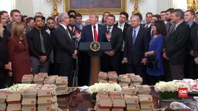 VIDEO: Trump Kembali Jamu Tamu dengan Makanan Cepat Saji