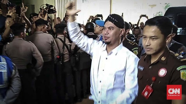 Jelang sidang, terdakwa kasus ujaran 'idiot' Ahmad Dhani mengaku sudah menulis surat kangen untuk capres Prabowo Subianto dan pamer tabloid soal rezim.