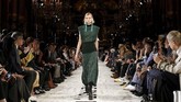 FOTO:Stella McCartney dan Oprah Ajak Tanam Pohon Lewat Busana Dalam koleksi terbarunya di Paris Fashion Week, Stella McCartney menghadirkan koleksi yang mengajak orang untuk menanam pohon.