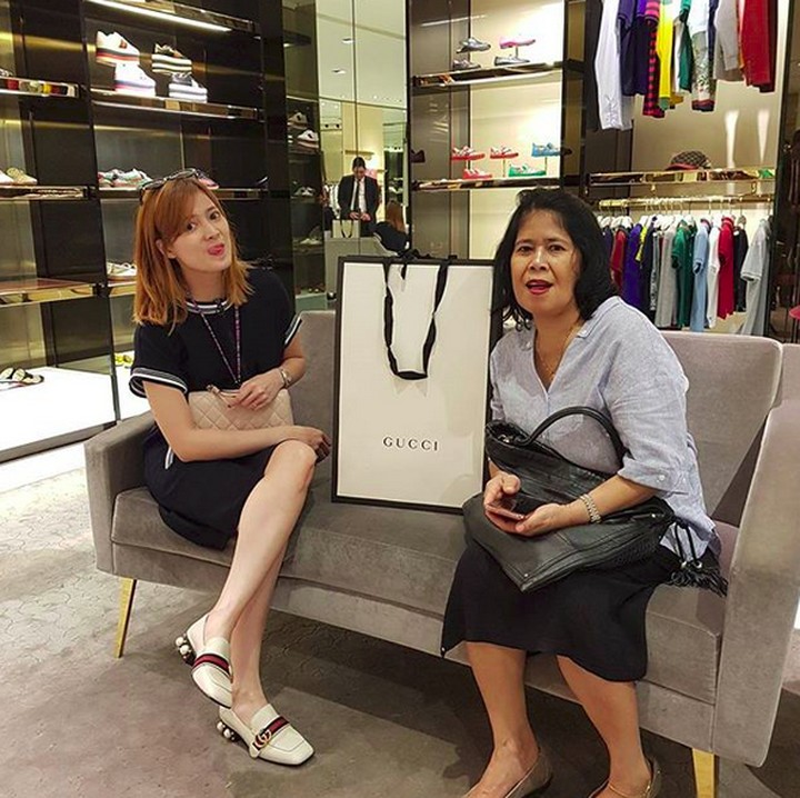 <p>Chika diketahui sangat dekat dengan sang bunda dan sering mengajaknya belanja bersama. (Foto: Instagram @chikajessica88)</p>