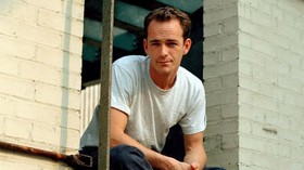 'Beverly Hills 90210' Kenang Mendiang Luke Perry