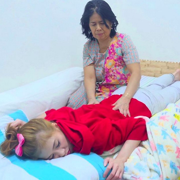 <p>Sudah paling nyaman memang kalau lagi lelah dipijat ibunda tercinta. (Foto: Instagram @chikajessica88)</p>