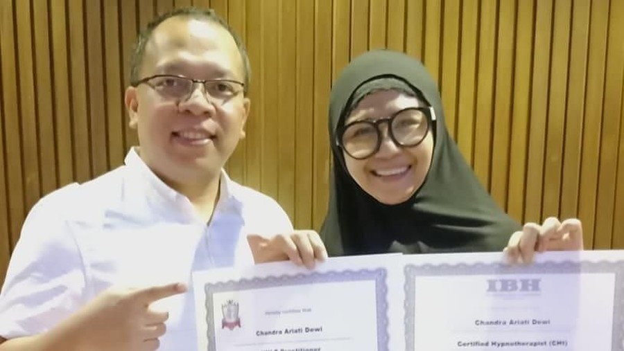 Jadi Terapis Hipnoterapi Cerita perjalanan Ria Irawan dalam berjuang melawan penyakit kanker.