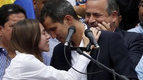 FOTO: Perlawanan Guaido dari Podium Menentang Maduro