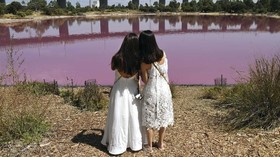 FOTO: Danau di Melbourne Mendadak Pink