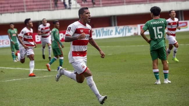 Hasil Piala Indonesia: Madura United Kalahkan Persebaya Madura United lolos ke semifinal Piala Indonesia usai menaklukkan Persebaya Surabaya 2-1 di Stadion Gelora Ratu Pamelingan, Kamis (27/6).